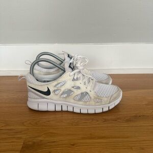 NIKE (GS) FREE RUN 2/ WHITE/BLACK/GREY/ 5.5 YOUTH/ DD0163-100